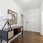 Modern 3Br Apt | Minutes To Downtown| Parking