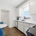 Modern 3Br Apt | Minutes To Downtown| Parking