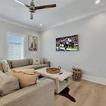 Holiday home Soprano - Private Rooftop - 8 Mins To Broadway *