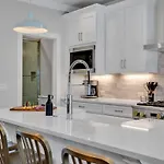 Holiday home Soprano - Private Rooftop - 8 Mins To Broadway
