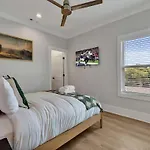 Soprano - Private Rooftop - 8 Mins To Broadway Holiday home *