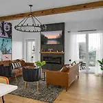 Rooftop Skyline Views - Private Hot Tub - Fire Pit Holiday home
