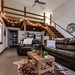 The Den At J-barn - Secluded Retreat Holiday home *