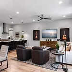 Side By Side Nash Homes - Relaxing Rooftop Patios Holiday home *