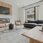 New Stylish Nash Townhouse W Hot Tub & Rooftop