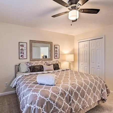 Charming ~ 6 Mi To Downtown! Holiday home