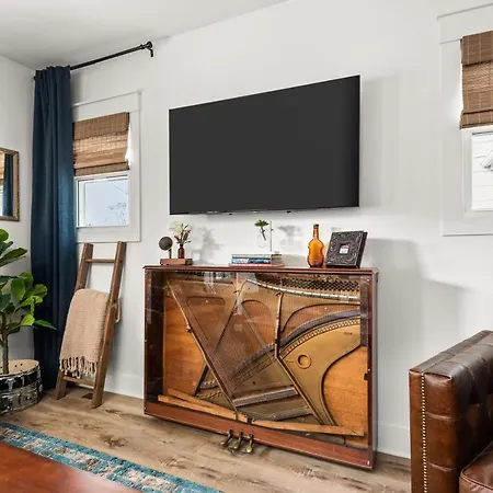 In Walkable Area 25 Miles To Downtown Family & Dog Friendly Nashville