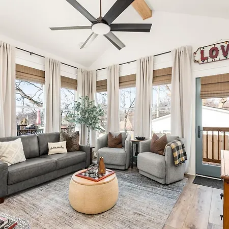 In Walkable Area 25 Miles To Downtown Family & Dog Friendly Holiday home Nashville