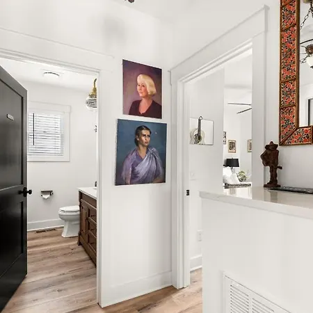 In Walkable Area 25 Miles To Downtown Family & Dog Friendly *