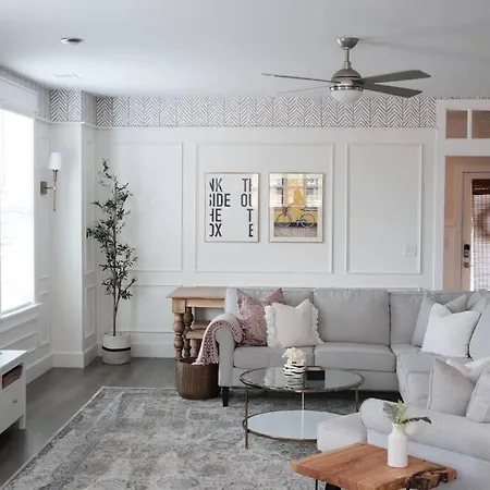 Brand New Downtown Home! Holiday home *