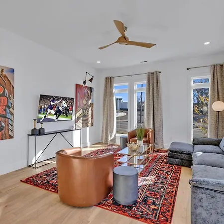 Monroe's Boozy Boots - 2 Homes - Minutes To Broadway *