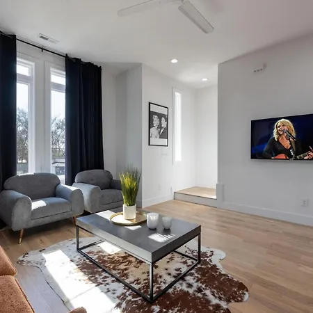 Monroe's Boozy Boots - 2 Homes - Minutes To Broadway *