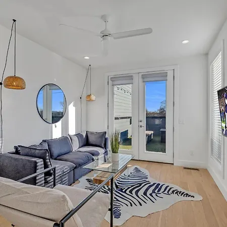 Holiday home Monroe's Boozy Boots - 2 Homes - Minutes To Broadway