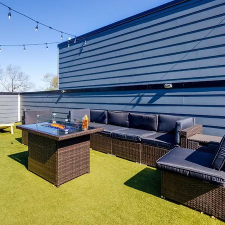 Holiday home Monroe's Boozy Boots - 2 Homes - Minutes To Broadway *