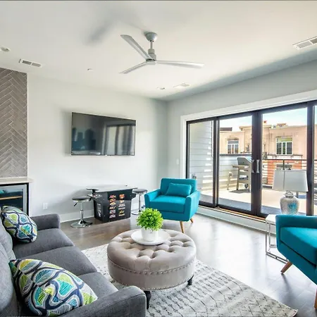 Holiday home 3 Premium Midtown Homes - Sleeps 36 - Mins To Broadway