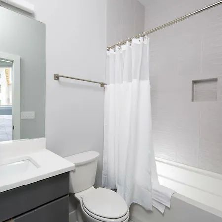 3 Premium Midtown Homes - Sleeps 36 - Mins To Broadway Holiday home *