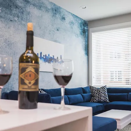 Holiday home 3 Premium Midtown Homes - Sleeps 36 - Mins To Broadway