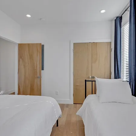 Monroe's Boozy Boots - 2 Homes - Minutes To Broadway Holiday home