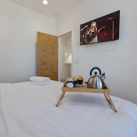 Monroe's Boozy Boots - 2 Homes - Minutes To Broadway *