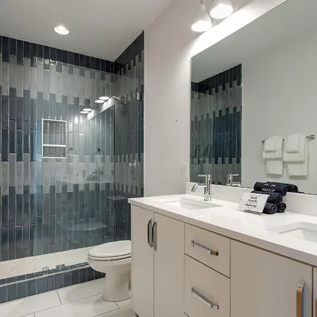 Monroe's Boozy Boots - 2 Homes - Minutes To Broadway