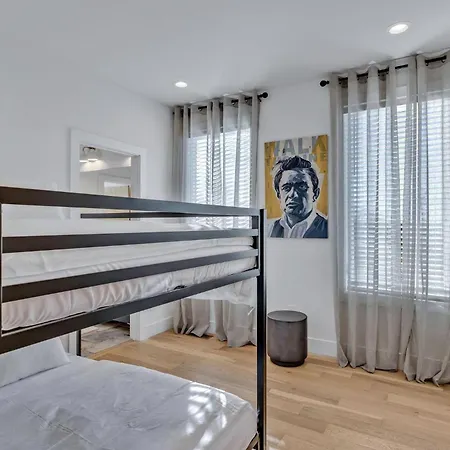 Monroe's Boozy Boots - 2 Homes - Minutes To Broadway Holiday home