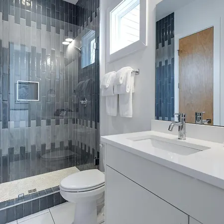 Monroe's Boozy Boots - 2 Homes - Minutes To Broadway