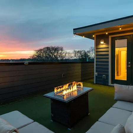 Monroe's Boozy Boots - 2 Homes - Minutes To Broadway Holiday home