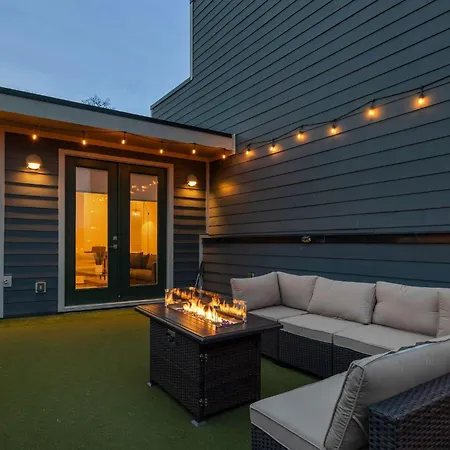 Holiday home Monroe's Boozy Boots - 2 Homes - Minutes To Broadway