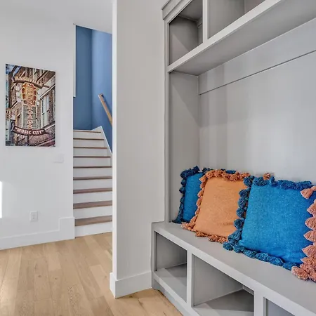 Holiday home Monroe's Boozy Boots - 2 Homes - Minutes To Broadway Nashville