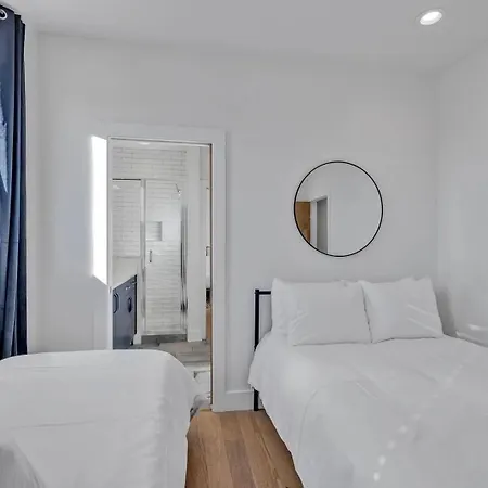 Holiday home Monroe's Boozy Boots - 2 Homes - Minutes To Broadway *