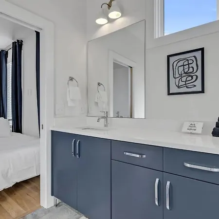 Holiday home Monroe's Boozy Boots - 2 Homes - Minutes To Broadway *