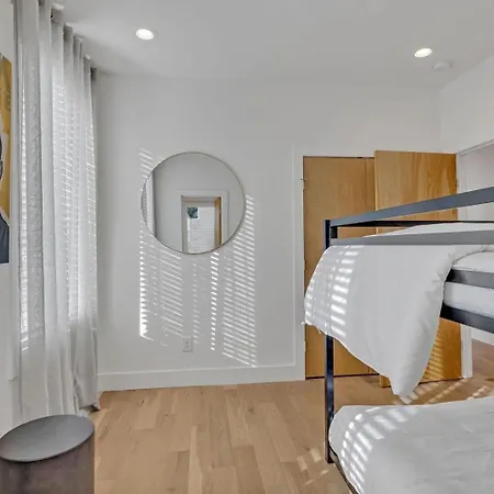 Monroe's Boozy Boots - 2 Homes - Minutes To Broadway Holiday home *