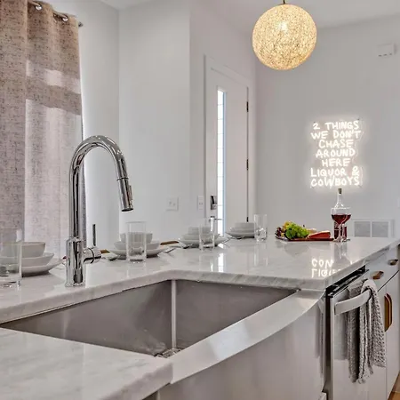 Monroe's Boozy Boots - 2 Homes - Minutes To Broadway Holiday home Nashville