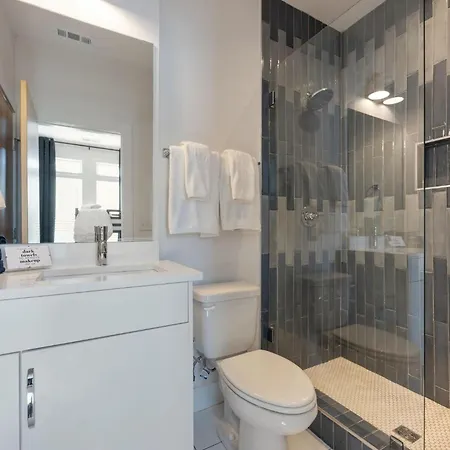 Monroe's Boozy Boots - 2 Homes - Minutes To Broadway Holiday home
