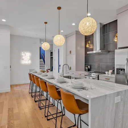 Holiday home Monroe's Boozy Boots - 2 Homes - Minutes To Broadway