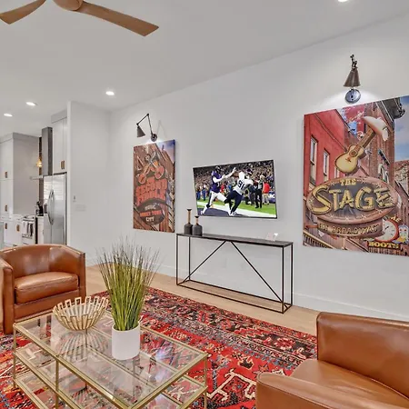 Monroe's Boozy Boots - 2 Homes - Minutes To Broadway Holiday home