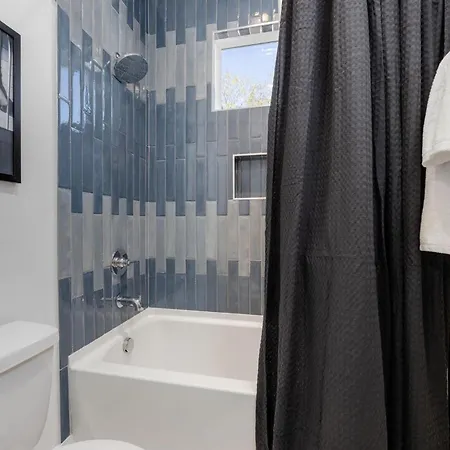 Monroe's Boozy Boots - 2 Homes - Minutes To Broadway Holiday home *
