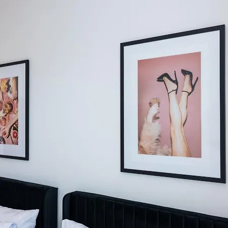 Monroe's Boozy Boots - 2 Homes - Minutes To Broadway Holiday home *