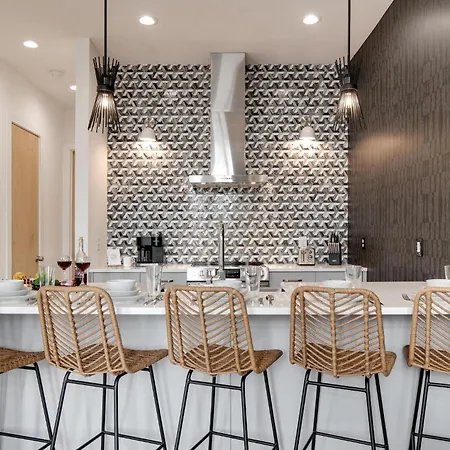 Monroe's Boozy Boots - 2 Homes - Minutes To Broadway Holiday home *