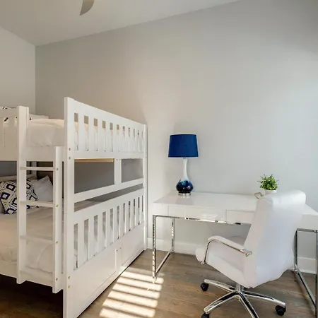 Holiday home 3 Premium Midtown Homes - Sleeps 36 - Mins To Broadway *