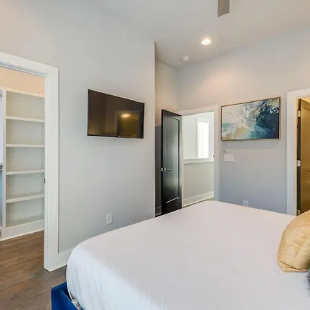 3 Premium Midtown Homes - Sleeps 36 - Mins To Broadway Holiday home