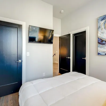 Holiday home 3 Premium Midtown Homes - Sleeps 36 - Mins To Broadway *