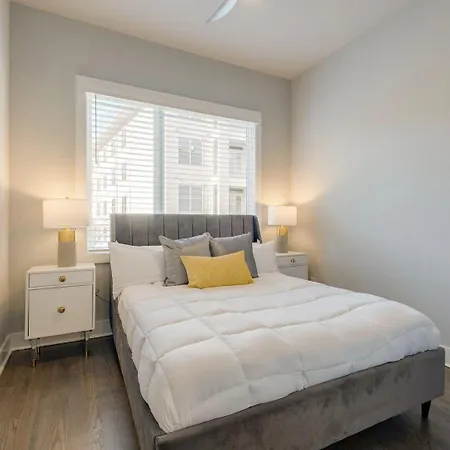 Holiday home 3 Premium Midtown Homes - Sleeps 36 - Mins To Broadway *