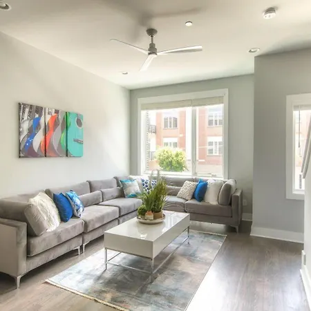 Holiday home 3 Premium Midtown Homes - Sleeps 36 - Mins To Broadway Nashville