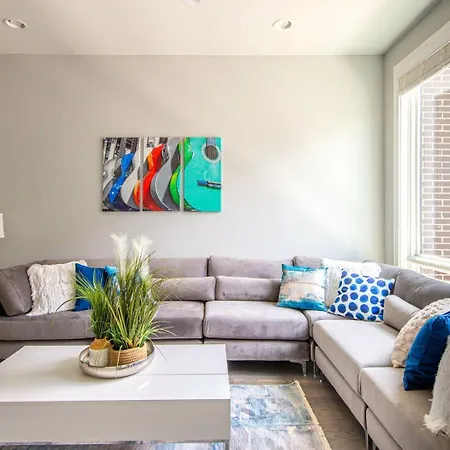 Holiday home 3 Premium Midtown Homes - Sleeps 36 - Mins To Broadway *