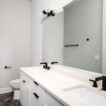 Holiday home 3 Premium Midtown Homes - Sleeps 36 - Mins To Broadway
