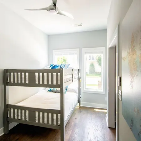 Holiday home 3 Premium Midtown Homes - Sleeps 36 - Mins To Broadway