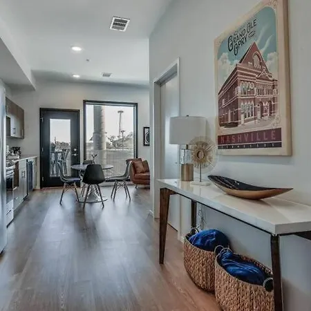 Centrally Located Modern-mid Rise Holiday home Nashville