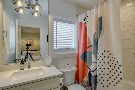 Holiday home Chic Retreat, Garage, Rooftop, Walk To Restaurants, 5 Mins To Nissan Stadium, Less Than 10 Mins To Broadway, Great For Groups And Families, Located In Desirable Neighborhood Near Downtown, 24 Hr Hospitality *