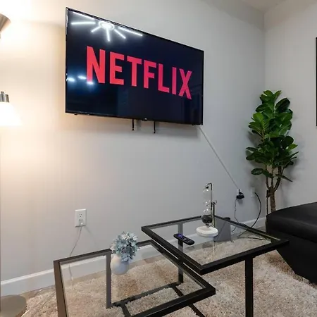 Apartment Trendy 2br Unit With King Beds And Optional Parking Near Broadway, Downtown & Hospitals *